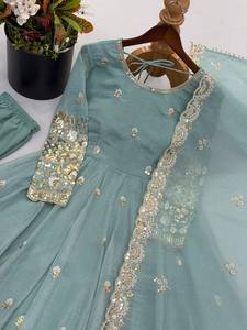 Élégant ensemble Anarkali en soie vert sauge avec dupatta brodé, tenue traditionnelle longue pour femmes, idéal pour les mariages en Inde et au Pakistan - Product Image 6