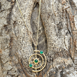 Collier pendentif en onyx vert miniature rond, best-seller, en laiton massif plaqué or, bijou céleste pour un usage quotidien. - Product Image 4