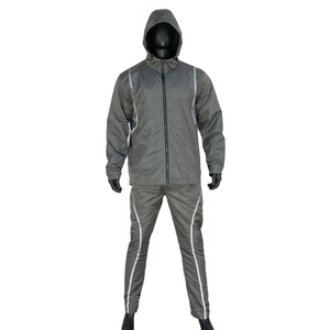 Compre Conjunto Deportivo Cortavientos de Nailon de Alta Calidad con Franjas Reflectantes para Hombre - Product Image 1