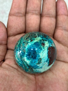 Esfera de crisocola shattuckita con tonos minerales azul verdoso vivos, patrones de matriz intrincados, pulida, redondeada y distintiva - Product Image 4
