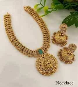 Ensemble de bijoux ethniques en or antique en gros, collier de temple finition mate de qualité supérieure avec jhumkas traditionnelles, bijoux de costume festifs - Product Image 3