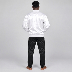 Chaqueta de satén personalizada para hombre con material suave, estilo moderno, diseños personalizados, colores y ajuste cómodo para marcas de moda. - Product Image 5