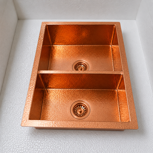 Fregadero Doble de Cobre Martillado Hecho a Mano para Cocina, Estilo Contemporáneo, Lavabo Metálico Duradero para Uso Doméstico - Product Image 2