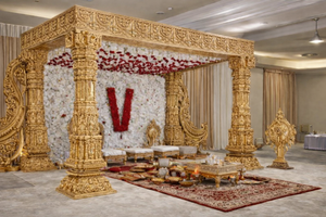 Mandap de Boda Clásico Tradicional de Tres Columnas Tallado en Madera Ligera Tratada, Hecho a Medida para Bodas en EE. UU. - Product Image 3