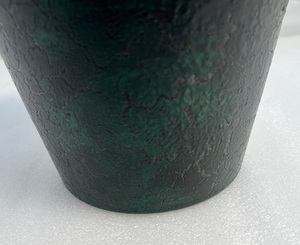 Macetero moderno de hierro con acabado de cuero de primera calidad para decoración interior contemporánea y uso en paisajismo exterior. - Product Image 3