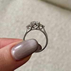 Bague à trois pierres en diamant de laboratoire rond de 2 carats E VVS2, bague trilogie de 2,5 carats au total en or blanc 14 carats, bague triade, certifiée IGI - Product Image 4