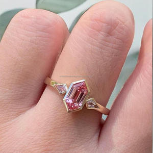 Anillo de Moissanita Rosa de Lujo con Corte Hexagonal y Piedras Laterales Geométricas, Engaste en Oro, Joyería Elegante de Moda para Mujer, Regalo - Product Image 1