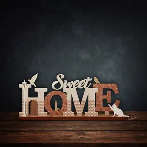 ตัวอักษรไม้ Sweet HOME มีโต๊ะไม้รูปตัวอักษรตกแต่งบนชั้นวางของในบ้าน