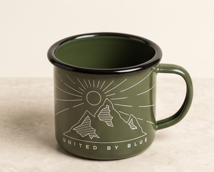 Tasse de camping en métal de qualité supérieure, de qualité alimentaire, fabriquée en émail durable, avec une teinte vert forêt profond et un motif de montagne pittoresque - Product Image 3