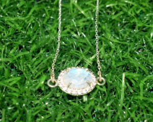 Collier pendentif de luxe en pierre de lune arc-en-ciel naturelle avec halo et accents en CZ sur chaîne à maillons plaquée argent pour femme - Product Image 3