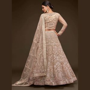 Lehenga Choli de Diseño en Tela Suave con Bordado de Hilo Zari Badla y Dori Brillante |   Vestido de Novia Semi-Cosido - Product Image 3