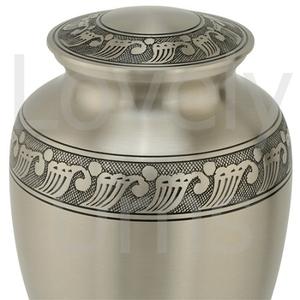 โกศบรรจุอัฐิทองเหลืองเคลือบสีเงินด้าน พร้อมลายใบไม้สลัก - Product Image 2