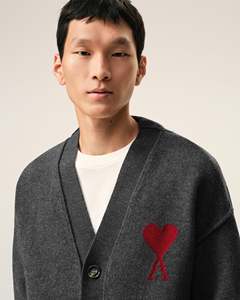 Cárdigan de Lana para Hombre, Color Gris Oscuro, Cuello en V, Logotipo de Corazón Bordado, Corte Regular, Estilo Preppy, Ropa de Otoño - Product Image 3