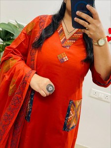 Sari Tradicional de Piel Sintética Reversible, Estilo Cuello en V, Color Brillante, Sin Arrugas, Ideal para Fiestas de Oficina o Recepciones - Product Image 2