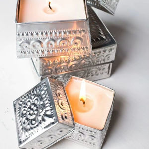 Portavelas Metálico Atemporal para Decoración e Iluminación del Hogar, Crea un Ambiente Relajante con una Elegante Presentación de Luz de Vela - Product Image 1