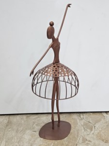Sculpture abstraite en céramique de femme, figurine d'art moderne, statue décorative marron pour la maison et les mariages - Product Image 5
