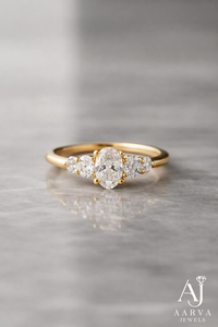 Anillo de Compromiso Clásico de Plata de Ley 925 con Tres Piedras de Moissanita, Certificado IGI, Piedra Central Ovalada con Engaste de Garras, Chapado en Oro de 18K - Product Image 6