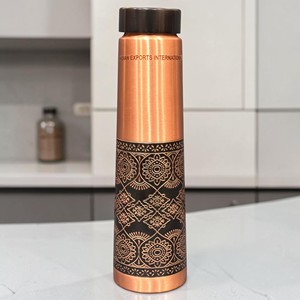 Bouteille en cuivre à motif régale de la marque Indian exports international. (Cuivre pur certifié) - Product Image 1