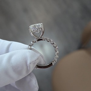 Anillo de Boda con Halo Oculto de Diamantes de Laboratorio con Corte Radiante de 8.00CT en Oro Amarillo de 14K, Certificado IGI, Claridad VVS, Diseño Minimalista - Product Image 2