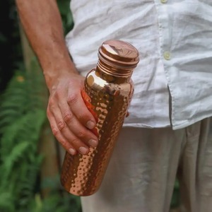 Botella de Bebida para Gimnasio/Yoga y Fitness con Acabado Martillado, Botella Artesanal de Cobre a Prueba de Fugas, Botella Ayurvédica para el Bienestar - Product Image 1