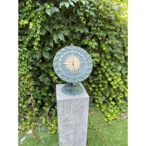 Escultura Decorativa de Jardín con Acabado Bronce de Lujo, con Números Romanos y Diseño Solar sobre Base de Pedestal Metálico - Product Image 6