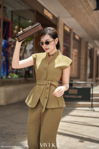 Ensemble pantalon deux pièces uni pour femme, tenue de bureau, haut à manches courtes ceinturé et pantalon évasé en spandex extensible, boutonné, OEM ODM NELLY - Product Image 3