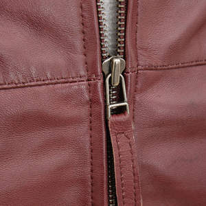 แจ็คเก็ตหนังผู้ชายทรงคลาสสิก ให้ความสบายสไตล์วินเทจสปอร์ต แฟชั่นแนวสตรีทในเมือง ทรงหลวมใส่สบาย เหมาะสำหรับฤดูหนาว - Product Image 6