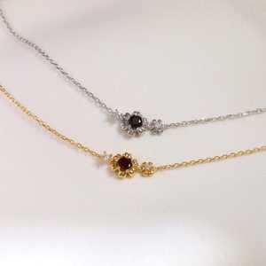 Pendentif grenat en argent sterling 925 plaqué or 14 carats, moissanite, collier délicat en forme de fleur, pierre de naissance, cadeau pour elle - Product Image 1