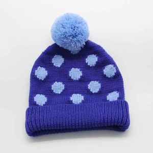 หมวกบีนนี่ปอมปอมปักโลโก้คุณภาพสูงแบบกำหนดเอง สำหรับทุกเพศทุกวัย บุด้วยผ้าฟลีซ ระบายอากาศได้ดี กันน้ำ ผลิตจากอะคริลิก 100% ให้ความอบอุ่นในฤดูหนาว - Product Image 3