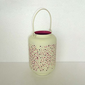 Farol de metal grande, morado, con acabado bronce antiguo, diseño perforado, cuerpo cilíndrico, asa de alambre arqueado, para mesa - Product Image 5