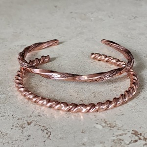 Brazalete y Pulsera de Cobre Hechos a Mano, Diseño Trenzado, Acabado Pulido, Estilo Tradicional y Moderno, Regalo para Mujer para Ocasiones Especiales - Product Image 4