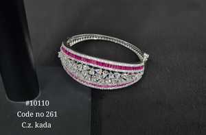Brazalete de latón con circonita cúbica 10110, clásico, imitación de rodio, con pedrería de corte pera y diseño floral, ideal para fiestas. - Product Image 5