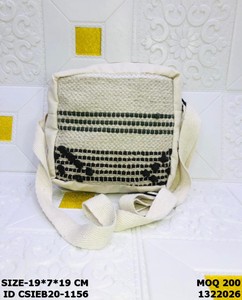 Sac bandoulière en coton tissé fait main avec pompon |   Sac à bandoulière bohème pour femmes - Product Image 1