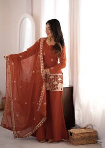 Conjunto de Kurta, Pantalón y Dupatta Royal Crunchy Silk con Bordado de Seda y Lentejuelas Jari - Product Image 1