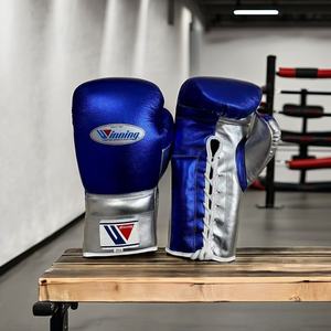 Gants de boxe de qualité supérieure, fabriqués avec du cuir de vache 100% authentique, à lacets, bleus et argentés, pour la salle de sport et l'entraînement - Product Image 1