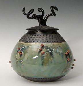 Urna redonda de color carmesí con hombros de textura oscura y delicados grabados de enredaderas. Estilo moderno disponible a precios de mayorista. - Product Image 6