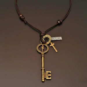 Colgante Llave del <span class=keywords><strong>Valor</strong></span> Chapado en Oro de 18K - Amuleto Religioso de Acero Inoxidable de 3 Pulgadas con Cuerda de Cuero Ajustable para Hombres y Niños - Product Image 4