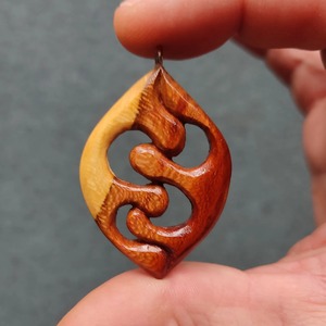 Colgante de madera con diseño de madre e hijo tallado, forma de lágrima, acabado liso, joyería artesanal hecha a mano - Product Image 6