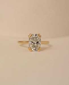 Anillo de compromiso solitario con diamante cultivado en laboratorio de 2.50 quilates, corte cojín alargado, certificado IGI, con engaste de doble garra. - Product Image 2