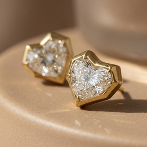 Élégantes boucles d'oreilles solitaires en forme de cœur avec diamant, en or jaune 10K, 14K, 18K, serties de griffes pour une brillance éclatante - Product Image 4