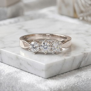 Anillo de Compromiso de Lujo para Mujer con Diamante Cultivado en Laboratorio de 0.70CTW, Corte Brillante Redondo, Color E, Oro de 10k, Certificado - Product Image 1