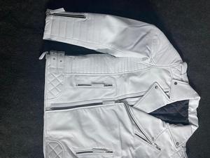 Veste en cuir blanc de haute qualité pour hommes, très élégante et stylée - Product Image 2