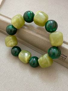 Bracelet en résine de luxe moderne avec motifs colorés uniques faits à la main, bijoux élégants et tendance pour femmes - Product Image 2