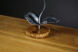 Sculpture simple en métal de fleur d'orchidée sur base en bois, idéale pour la décoration de la maison, l'affichage au bureau ou comme cadeau personnalisé, provenant d'Inde. - Product Image 5