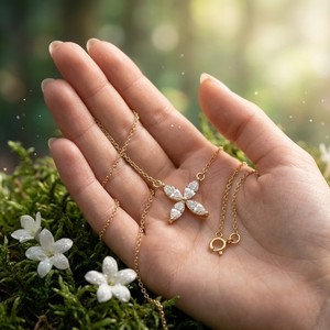 Pendentif en or massif 14 carats avec diamant de laboratoire taille marquise, style romantique pour femme, forme de fleur à quatre feuilles avec 4 pierres latérales - Product Image 3