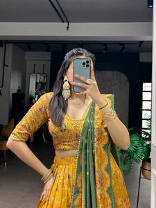 Elegante Conjunto de Lehenga Choli con Estampado Metálico y Dupatta de Diseño - Product Image 3