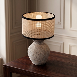 Lampe de table Japandi en cannage, abat-jour en rotin tressé, bordure noire, base en céramique texturée ronde, lampe de chevet - Product Image 2