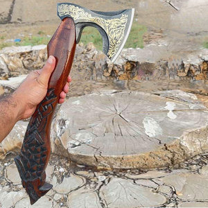 Hache viking nordique artisanale industrielle avec lame en acier au carbone, tête gravée, poignée en cuir et manche en bois pour le camping en extérieur et la survie - Product Image 1
