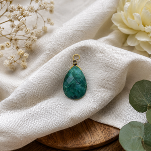 Colgante de Esmeralda en Forma de Lágrima con Alambre – Amuleto de Piedra Preciosa Natural para Joyería DIY - Product Image 1