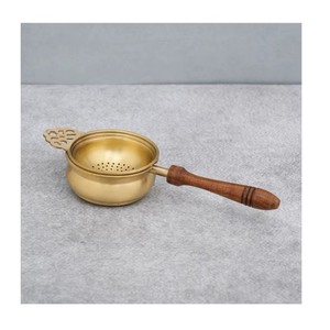 Nuevo Colador de Metal Dorado con Mango de Madera, Diseño Perforado, Colador de Cocina Duradero - Product Image 1